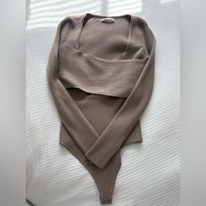 Abercrombie & Fitch Off-the-Shoulder Ribbed Bodysuit Sweater in Taupe medium